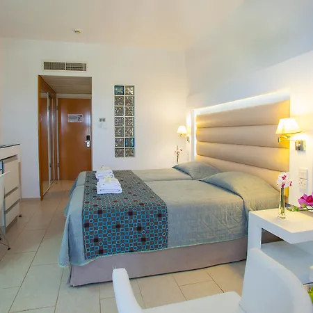 Hotel Leonardo Cypria Bay 4*